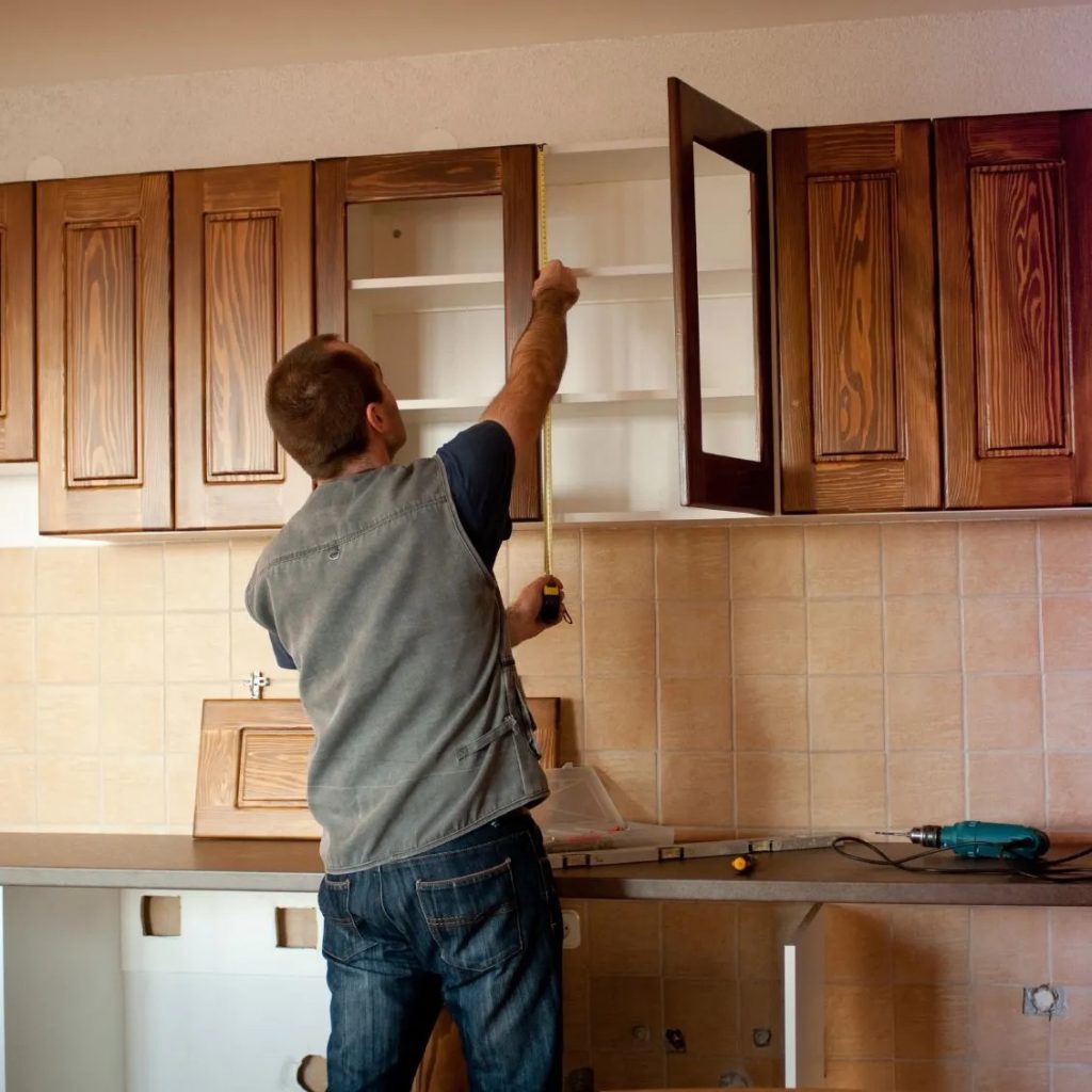 Hombre instalando armarios de cocina